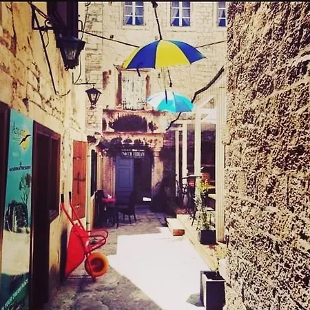 Towerhousesasso 招待所 特罗吉尔