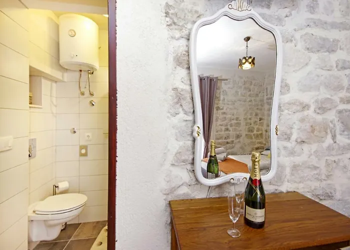 Towerhousesasso Τρογκίρ